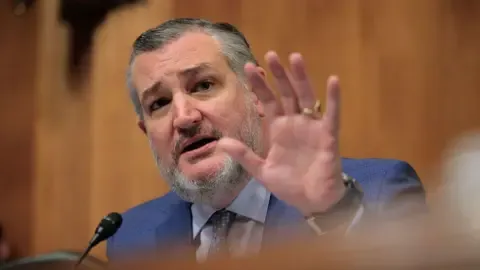 Lawmaker Cruz Compares US Media Oversight Body to ‘Mobster’ on Jimmy Kimmel Show